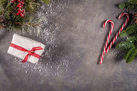 圣诞背景礼物松锥红条纹手杖FirFir分支的背景Xmas和新年快乐组成图片