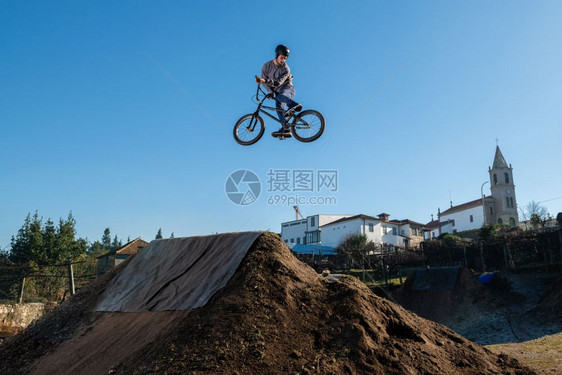 BMX自行车在泥土轨道上跳过足迹图片