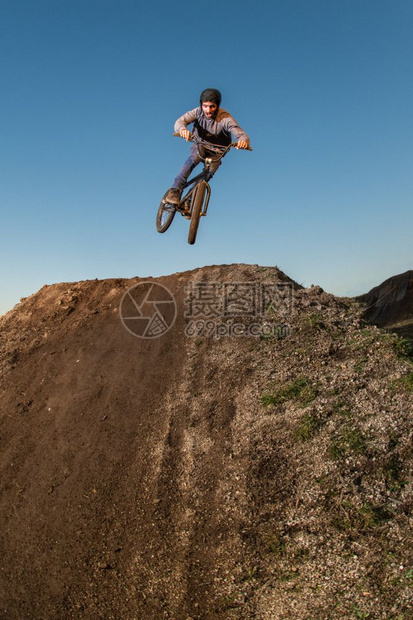 BMX自行车在泥土轨道上跳过足迹图片