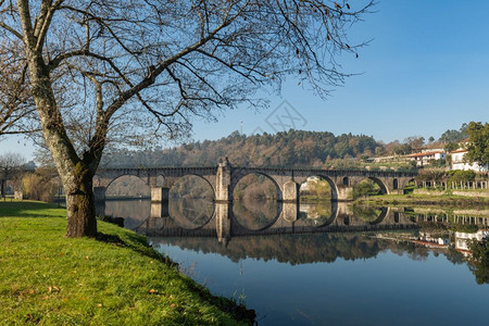 PontedaBarca桥葡萄牙北部Minho河上古老的土库吉人村葡萄牙北部图片