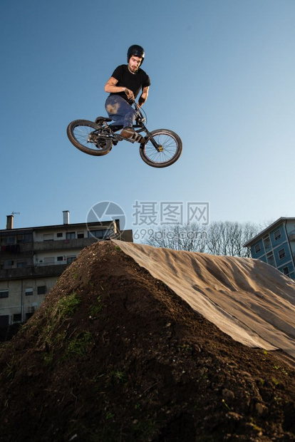 BMX自行车在泥土轨道上跳过足迹图片