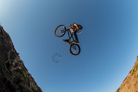 BMX自行车在泥土轨道上跳过足迹图片