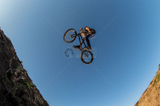 BMX自行车在泥土轨道上跳过足迹图片