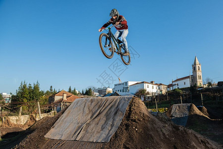 MTBBike在泥土轨道上跳过足迹图片