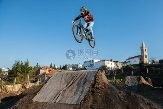 MTBBike在泥土轨道上跳过足迹图片