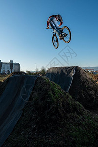 MTBBike在泥土轨道上跳过足迹图片