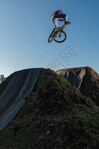 MTBBike在泥土轨道上跳过足迹图片