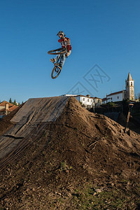 MTBBike在泥土轨道上跳过足迹图片