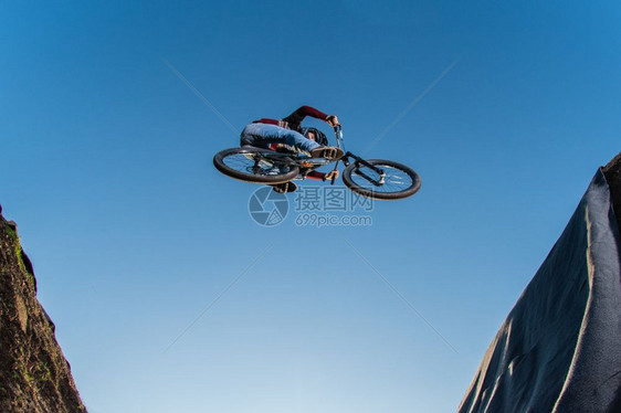 MTBBike在泥土轨道上跳过足迹图片