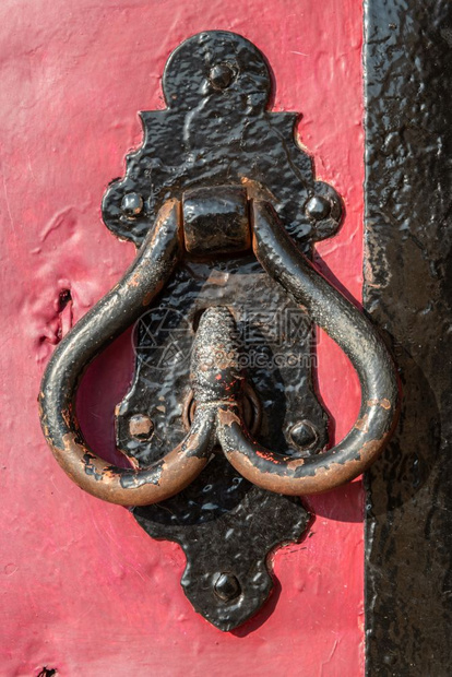 旧金属门用木制红漆门背景的黑手柄真实物的概念特写图片