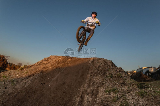 BMX自行车在泥土轨道上跳过足迹图片