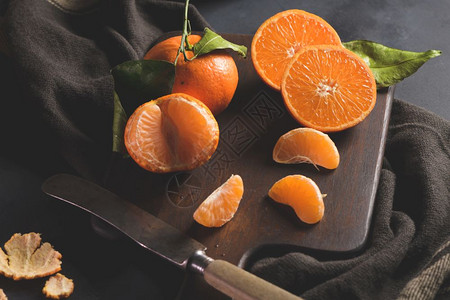 新鲜红橘或子含色底的树叶图片