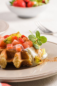 近视图新鲜鸡蛋饼加草莓酸奶甜点早餐背景图片