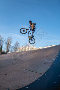 BMX跳进滑板公园的木制坡道图片