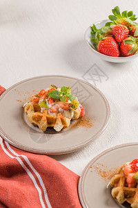 健康营养概念鸡蛋饼加草莓酸奶甜点早餐图片