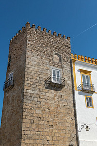 卡达瓦尔公爵宫的TorredasCincoQuinas位于葡萄牙的埃沃拉历史中心面对罗马的埃沃拉寺庙图片
