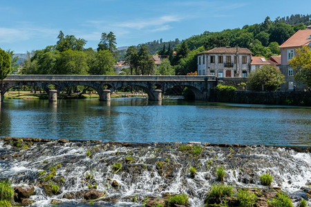 维兹河和阿尔科斯德瓦尔德韦兹村在明荷葡萄牙图片