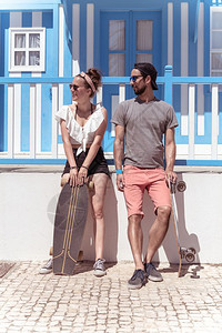 在葡萄牙阿维罗Aveiro典型的科斯塔新屋附近玩滑板的年轻活跃夫妇图片