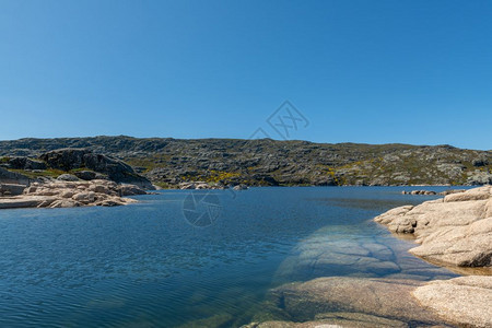 LagoaComprida是葡萄牙SerradaEstrela自然公园最大的湖泊图片