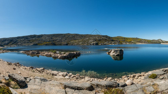 LagoaComprida是葡萄牙SerradaEstrela自然公园最大的湖泊图片