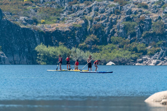站起来在湖面上湖边的水上运动葡萄牙塞拉达埃斯特雷拉公园LagoaComprida的户外旅游活动图片