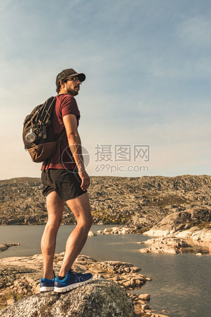 带着背包徒步在山地上旅行的男子在岩石山上积极享受健康生活方式探险旅行图片