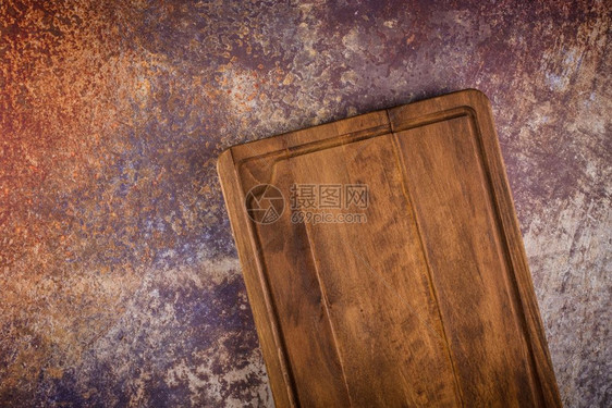 木板的顶端视图在老旧的生锈金属顶端图片