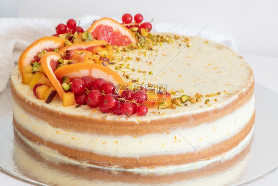 土制香草生日蛋糕装饰橙子桃和鹅莓在桌脚上隔绝庆祝派对蛋糕图片