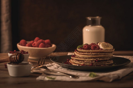 自制煎饼加草莓蜂蜜的糕点图片