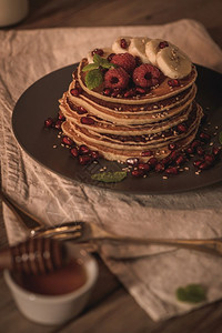 自制煎饼加草莓蜂蜜的糕点图片