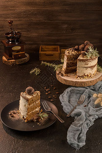 餐桌上生锈的木制厨房柜台美味咖啡和栗子蛋糕图片