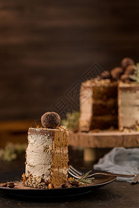 餐桌上生锈的木制厨房柜台美味咖啡和栗子蛋糕图片