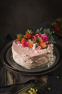 草莓蛋糕海绵鲜草莓和酸奶油图片