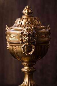 古老的黄铜奖杯和大理石图片