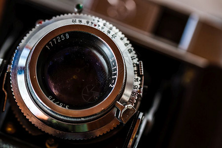关闭古董相机镜头孔径环图片