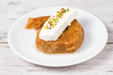 土耳其风格的甜奶油糕饼白色背景的卡达伊夫图片