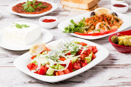 各种土耳其开胃菜来自洋葱番茄生菜泡白木底酸奶图片