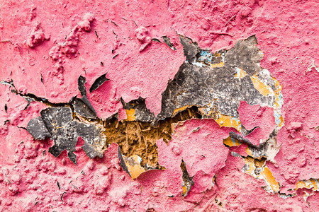旧的破碎泥砖墙有剥皮粉色石膏图片