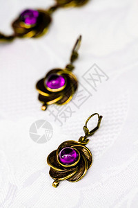 土耳其装饰风格的带有紫宝石金属黄铜耳环图片