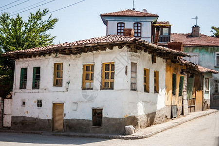 在等待修复和翻新的土耳其房屋图片