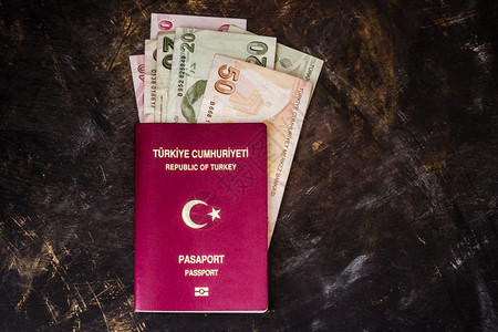 土耳其钞票和深底背景的土耳其钞票和护照图片