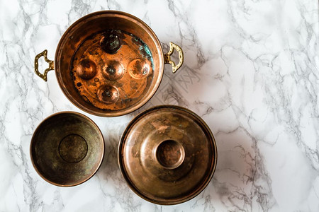 真实手工制造的土耳其铜锅图片