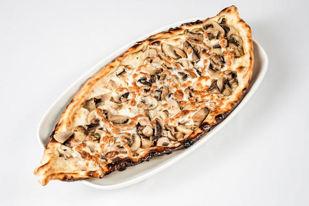 真正的土耳其皮塔面包和白底蘑菇图片