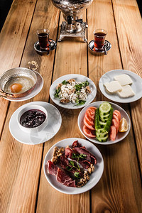 萨莫瓦尔和传统的土耳其早餐图片