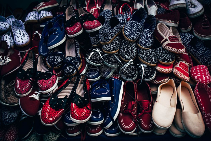 妇女在街头市场销售的便鞋