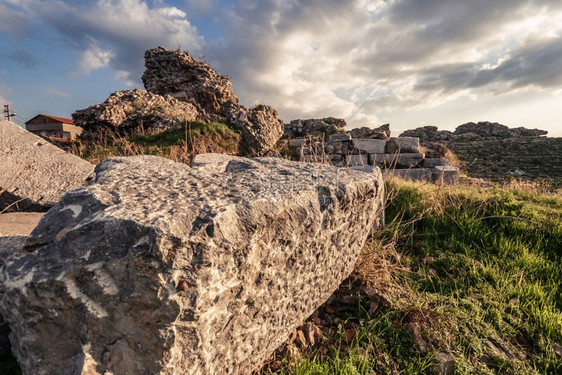 伊兹尼克旧堡垒墙的废墟图片