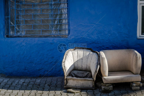 旧索法的椅子在蓝墙前图片