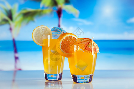 海滩上的热带饮料海滩和太阳上的热带饮料图片