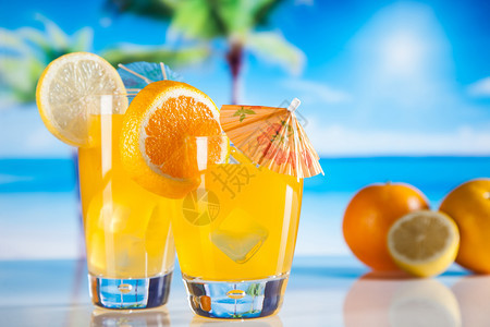 海滩上的热带饮料海滩和太阳上的热带饮料图片