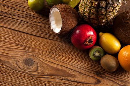 木桌上超美味热带水果黑底木桌上美味水果图片